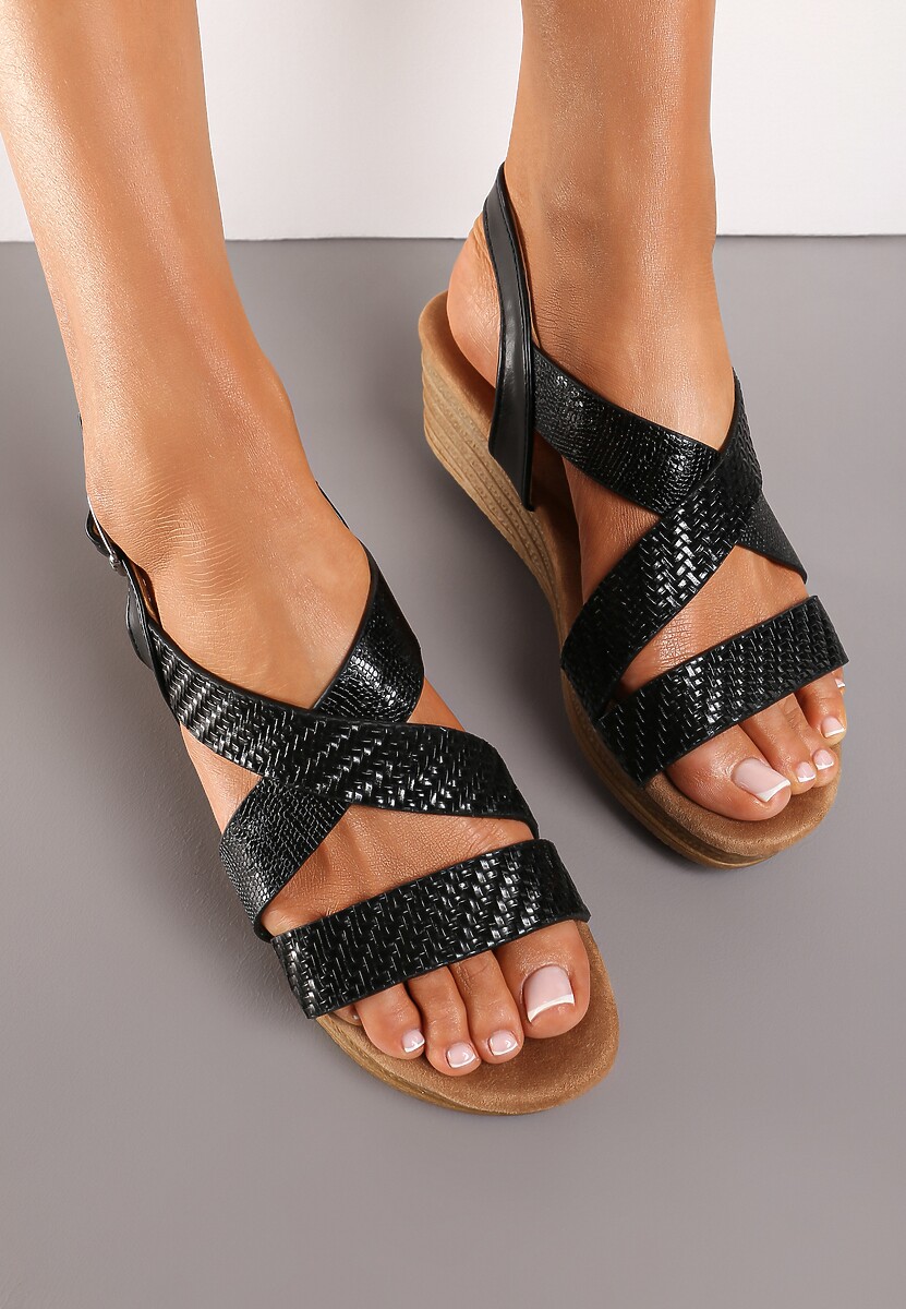 Czarne Casualowe Sandały na Koturnie Zapinane przy Kostce z Tłoczonymi Paskami Folita
