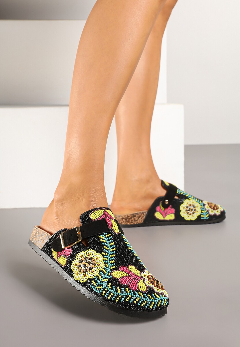 Czarne Klapki w Stylu Chodaków Ozdobione Koralikami Lisaviel