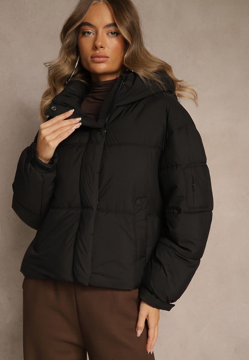 Biała Kurtka Puffer z Pikowaniem Kapturem i Kieszonką przy Rękawie Galeida