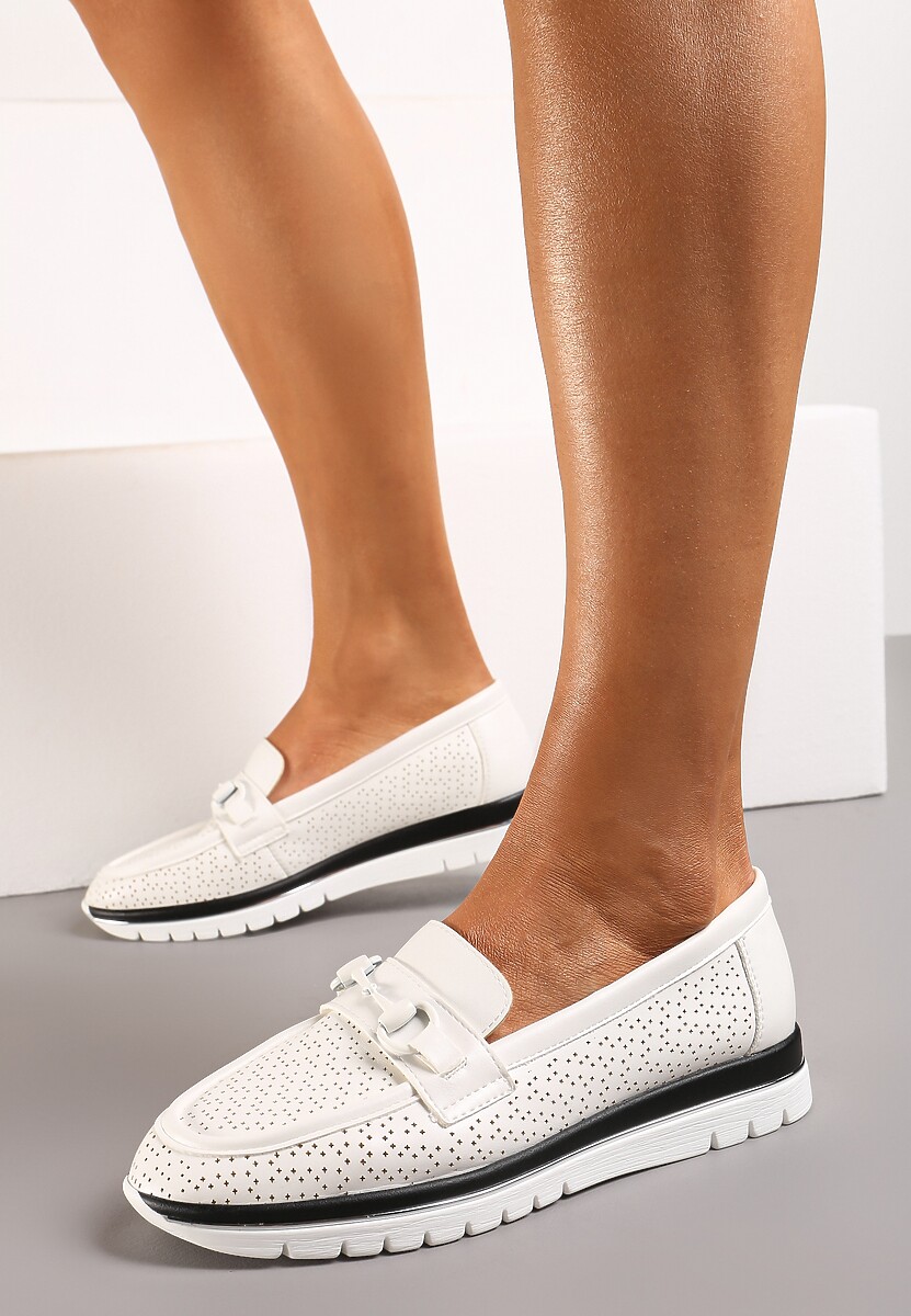 Białe Mokasyny ze Skórzaną Wkładką Perforacją i Klamrą Gamiara