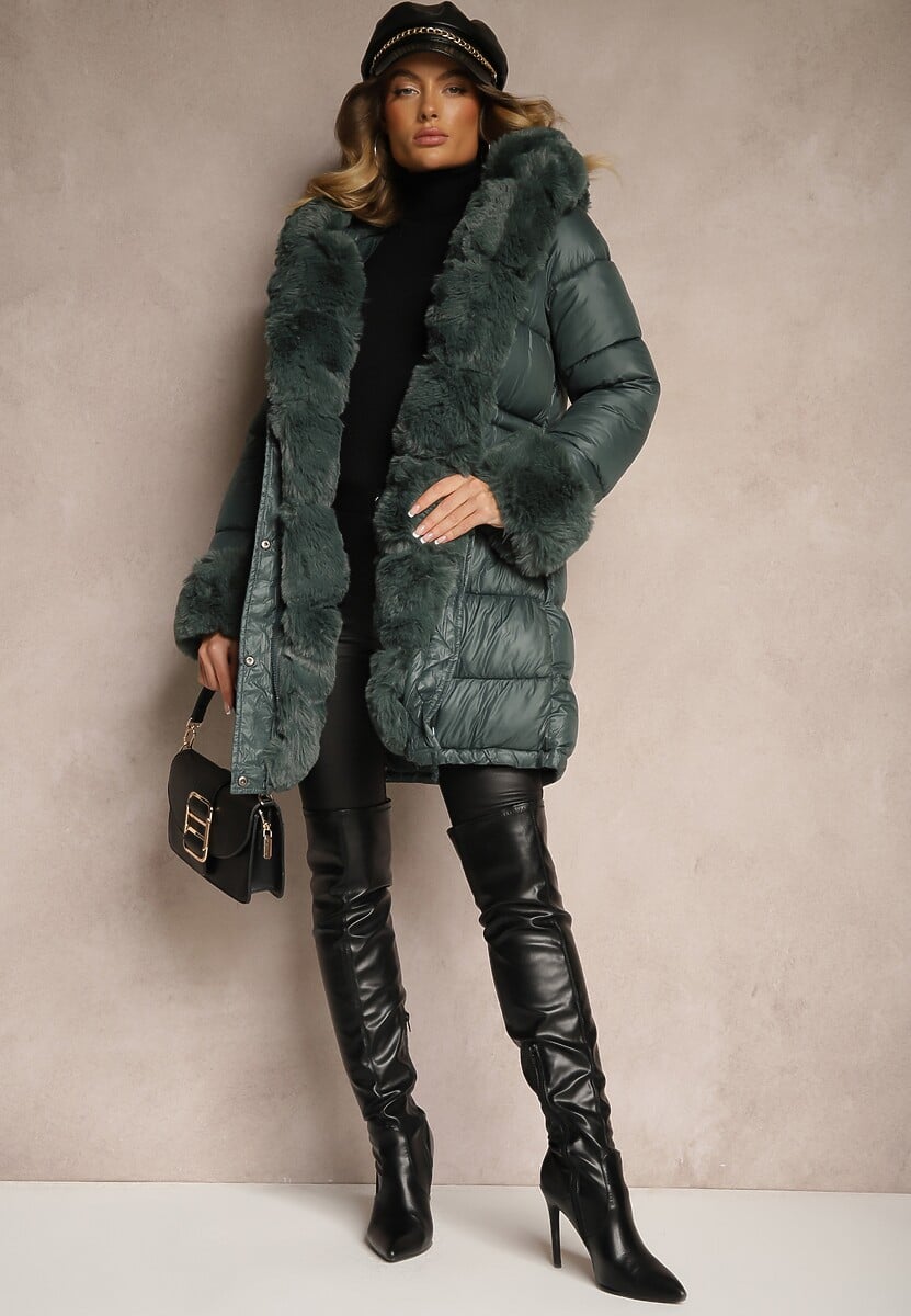 Ciemnozielona Kurtka z Pikowanymi Przeszyciami Kapturem i Futrem Ściągana w Talii Sznurkiem Emandori