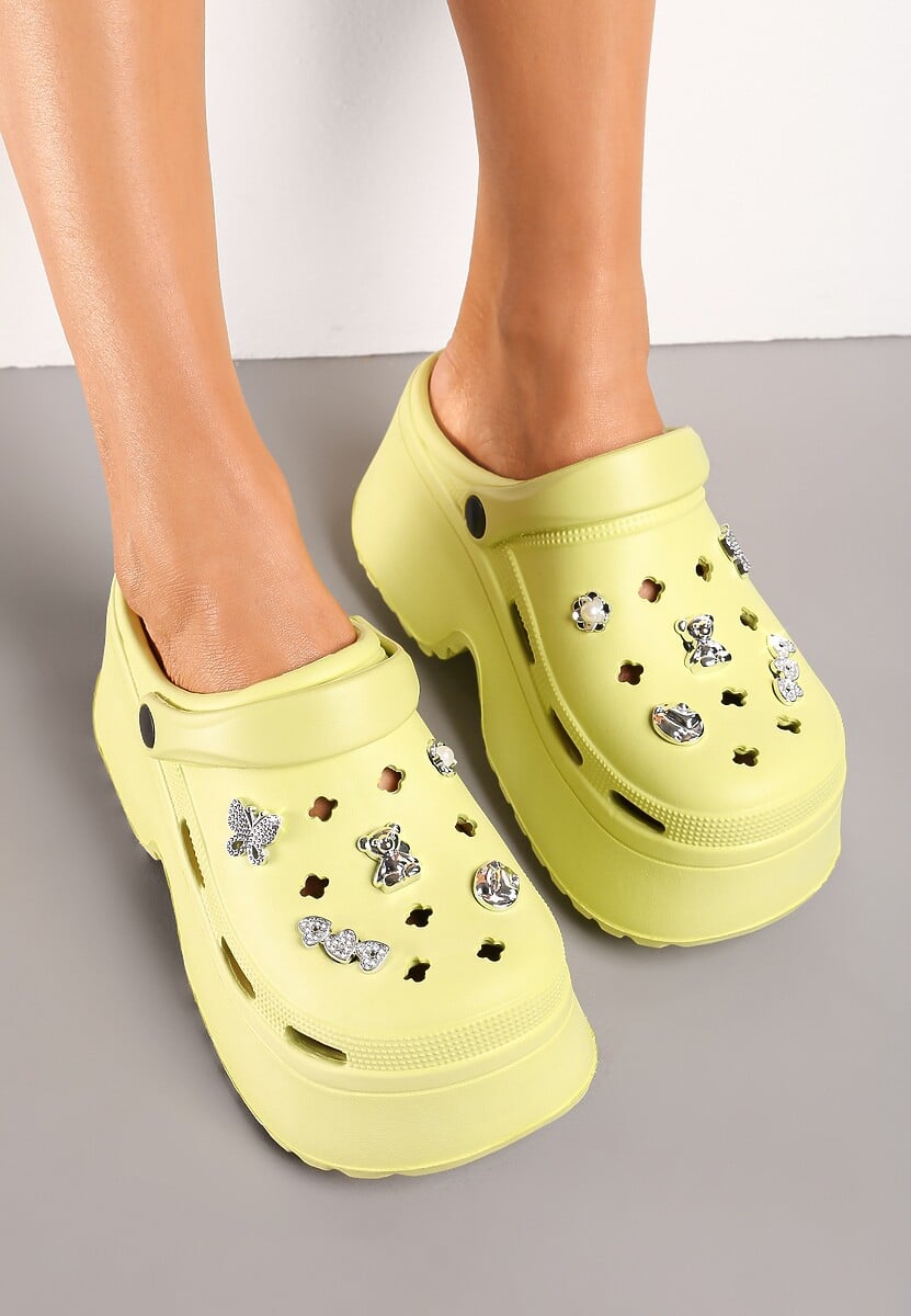 Żółte Piankowe Klapki na Platformie z Paskiem na Piętę i Metalicznymi Ozdobami Whisella