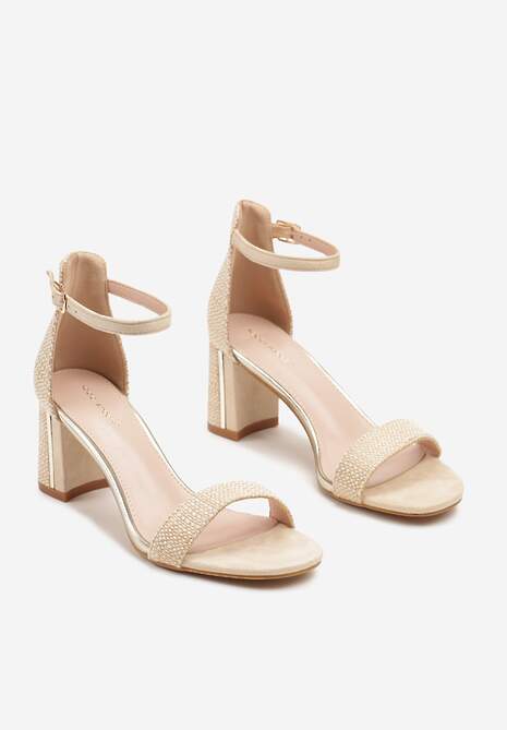 Beżowe Sandały Plecione na Słupku Ozdobione Metalicznymi Aplikacjami Inarisa