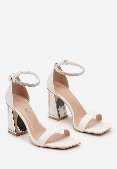 Białe Sandały na Słupku z Metaliczną Wstawką i Cyrkoniami Xiramla