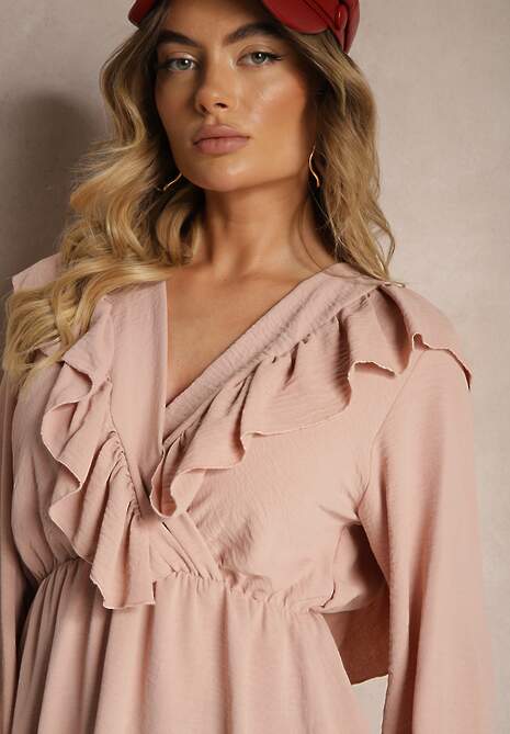 Różowa Kopertowa Sukienka z Żabotem Ozdobiona Falbankami Melosia