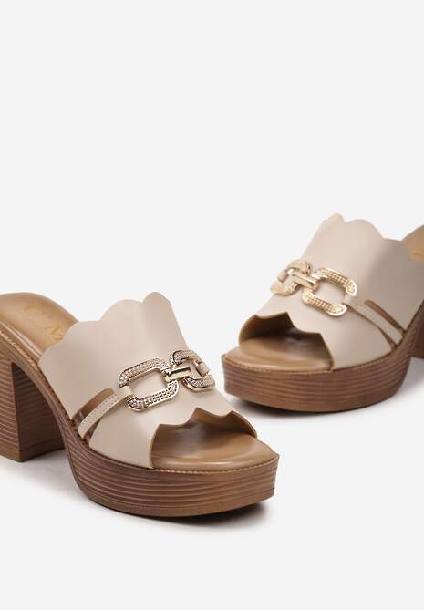 Beżowe Klapki Ozdobione Klamrą z Cyrkoniami na Platformie i Słupku Acrida