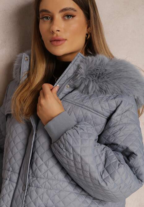 Jasnoniebieska Kurtka z Futrzanym Kapturem i Drobnym Pikowaniem Obtashe