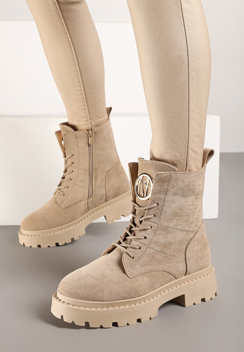 Beżowe Botki z Imitacji Zamszu na Płaskiej Podeszwie z Przeszyciami i Logo Sylvara