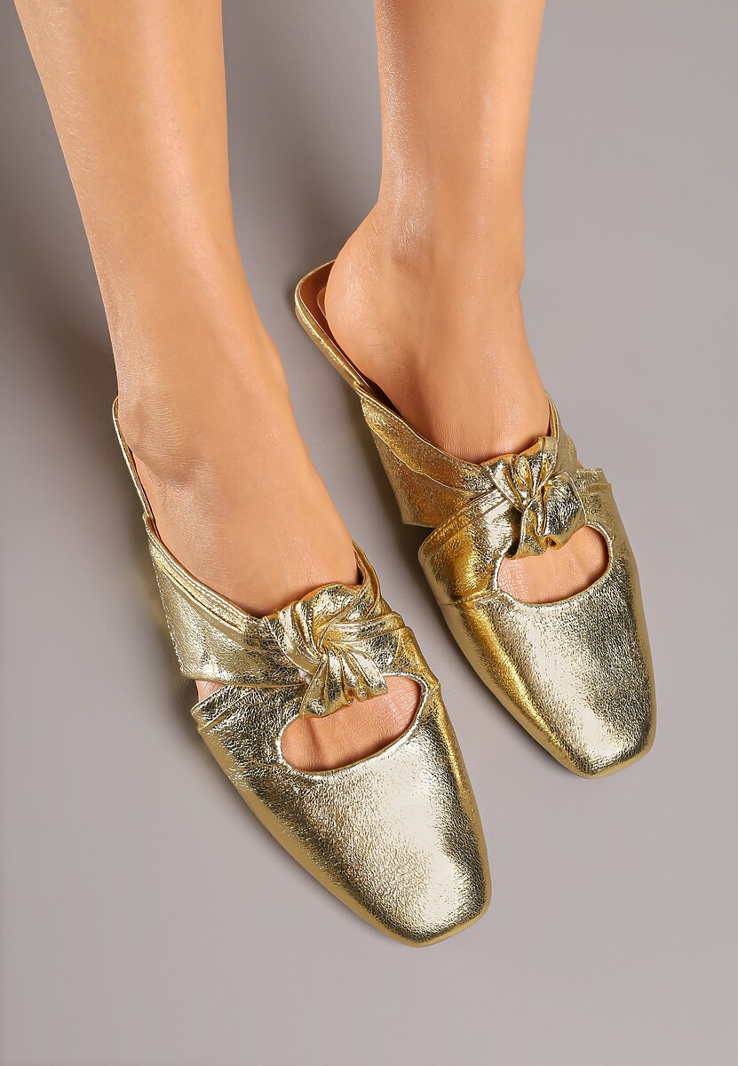 Złote Klapki Vices Typu Mule z Ozdobnym Supłem Elitina