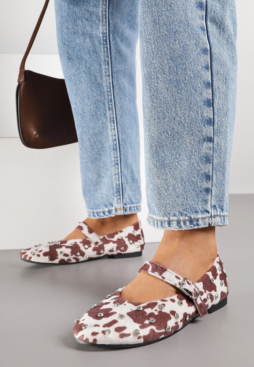 Brązowo-Białe Balerinki Vices w Krowie Łaty w Stylu Mary Jane z Ćwiekami i Skórzaną Wkładką Riladora