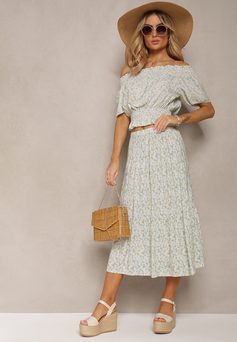 Jasnoniebieski Bawełniany Komplet na Lato w Kwiaty z Bluzką Hiszpanką i Rozkloszowaną Spódnicą Aquamari