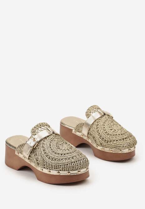 Złote Klapki w Stylu Chodaków z Ażurową Cholewką na Słupku i Platformie Ozdobione Nitami Traivea