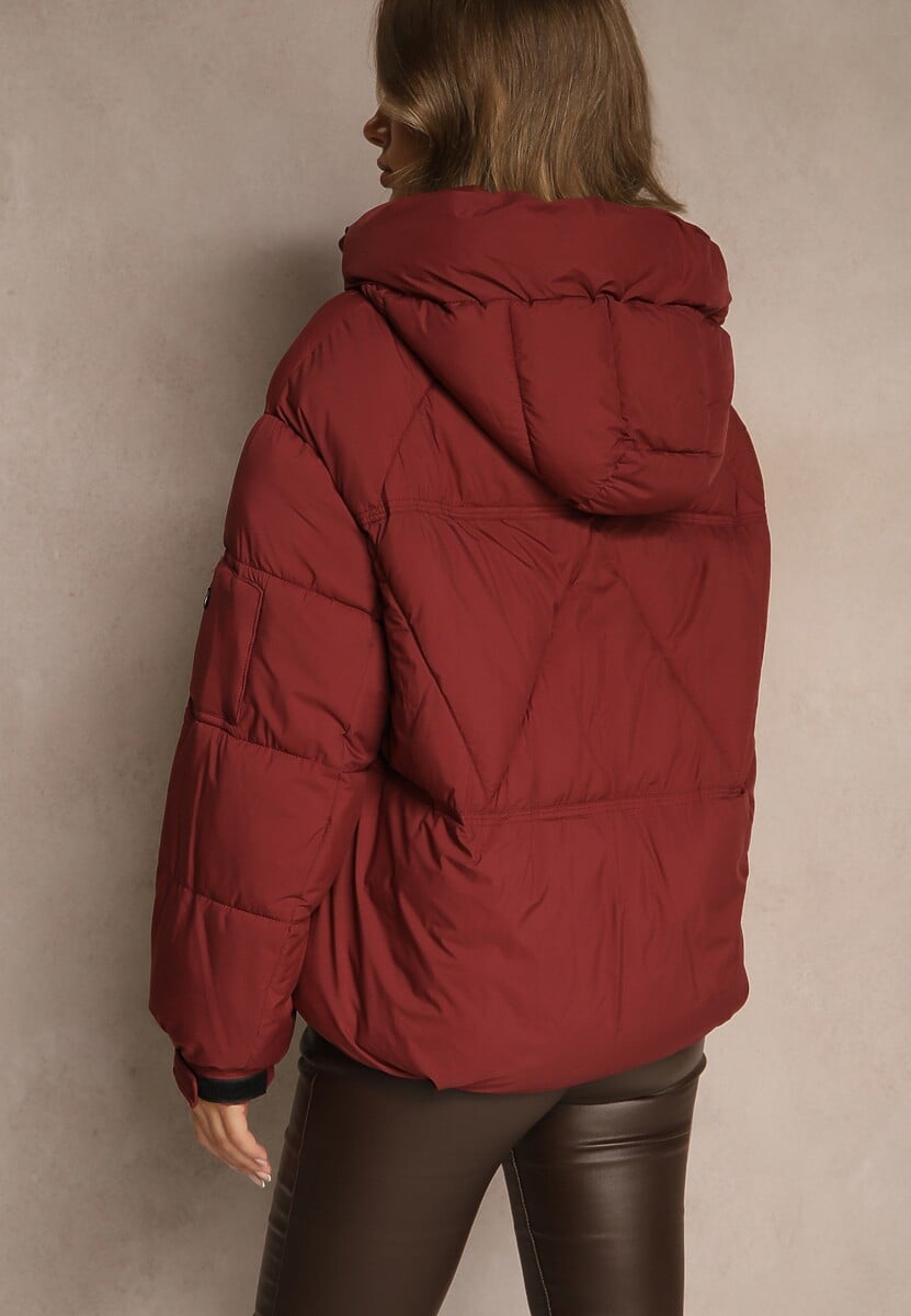 Bordowa Kurtka Puffer z Pikowaniem Kapturem i Kieszonką przy Rękawie Galeida
