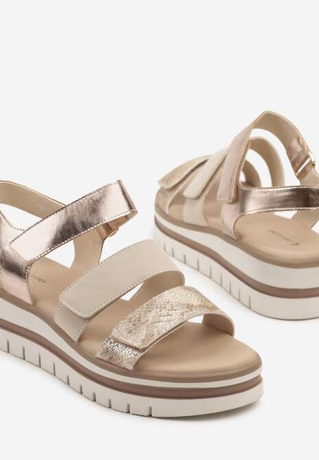 Beżowe Sandały na Niskiej Tłoczonej Platformie z Metalicznym Wykończeniem Weonea