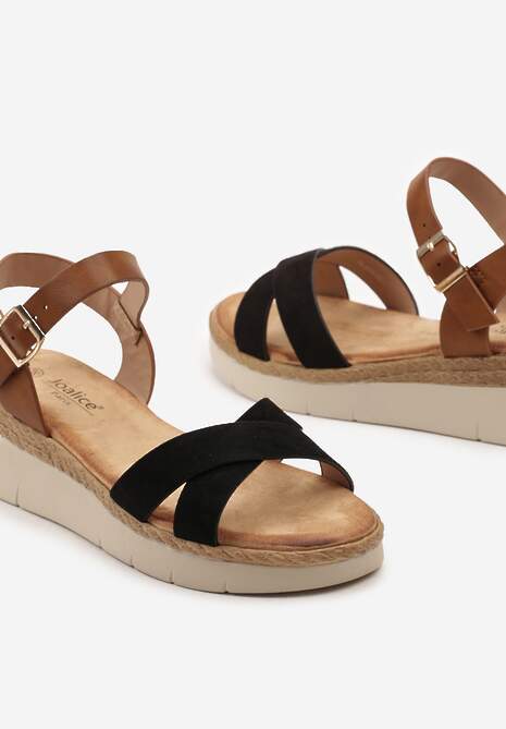 Czarne Sandały z Przeplatanymi Paskami o Metalicznym Połysku na Niskim Koturnie ze Sprzączką Urines