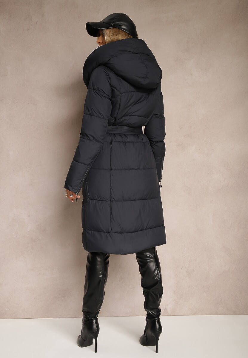 Granatowa Długa Kurtka Pikowana z Kapturem Wiązana w Pasie Neanethra