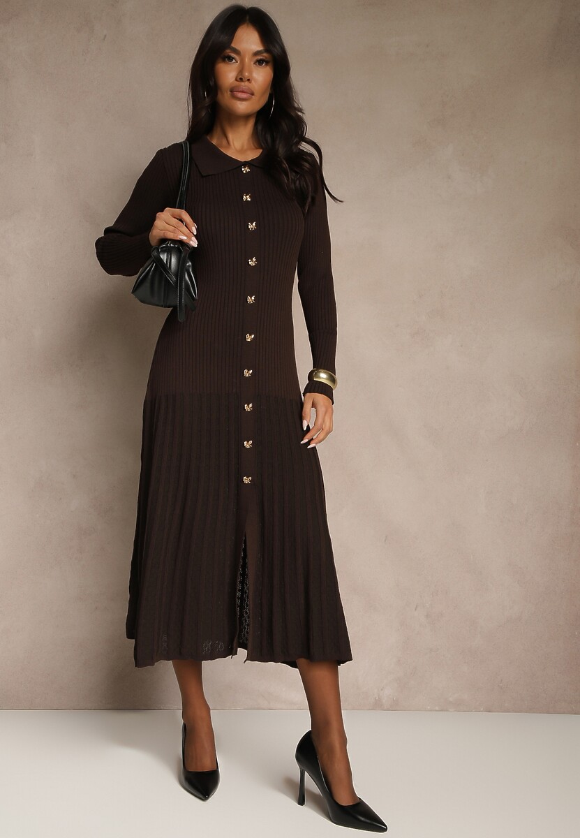 Brązowa Sweterkowa Sukienka z Wiskozy Ozdobiona Guzikami Zozeria