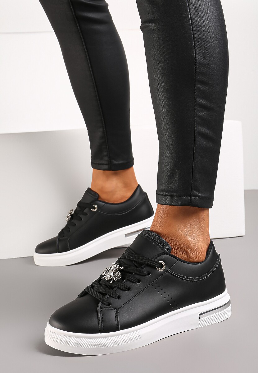 Czarne Sneakersy na Płaskiej Podeszwie z Imitacji Skóry z Broszką Unattia
