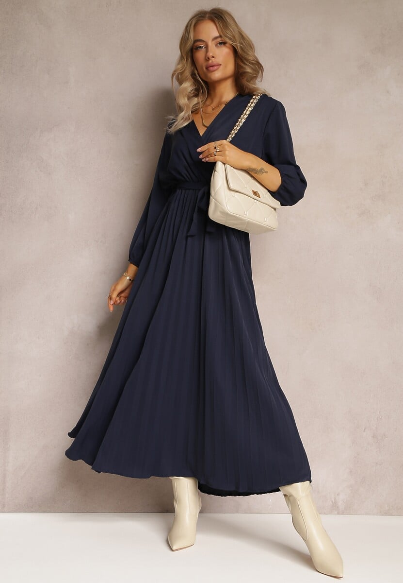 Granatowa Kopertowa Sukienka z Gumką i Paskiem w Talii Zdobiona Plisowaniem Kaylina
