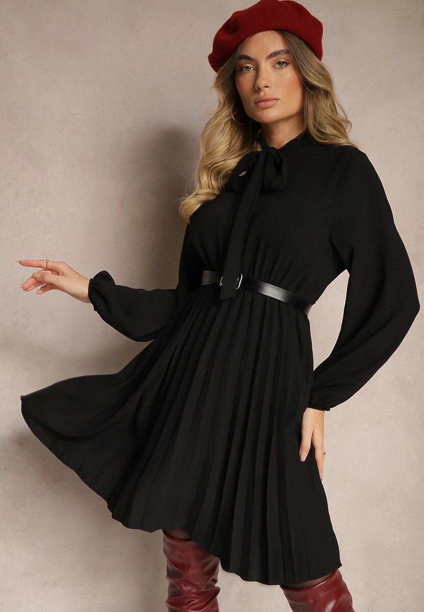 Czarna Plisowana Sukienka o Eleganckim Kroju z Wiązaniem przy Dekolcie i Gumką w Pasie Belorinda