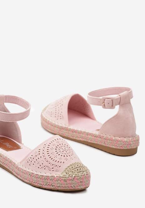 Różowe Espadryle na Płaskiej Podeszwie z Ażurowym Zdobieniem Zapinane Wokół Kostki Vizimaia