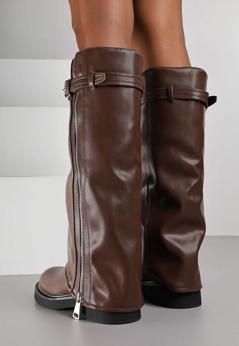 Brązowe Kozaki Typu Bikery Ozdobione Suwakiem Klamrą i Wywiniętą Cholewką Sovera