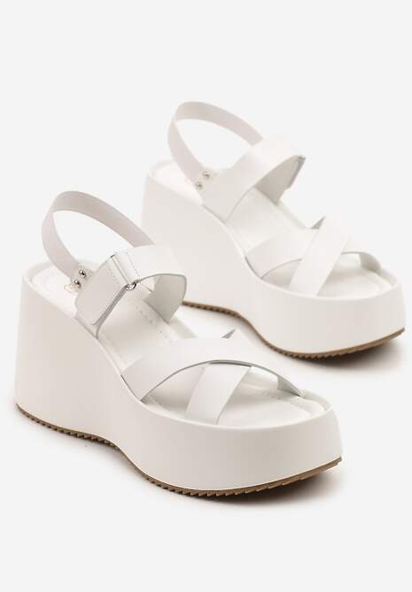 Białe Sandały na Koturnie ze Skrzyżowanymi Paskami Zapinane na Rzep Miranitia