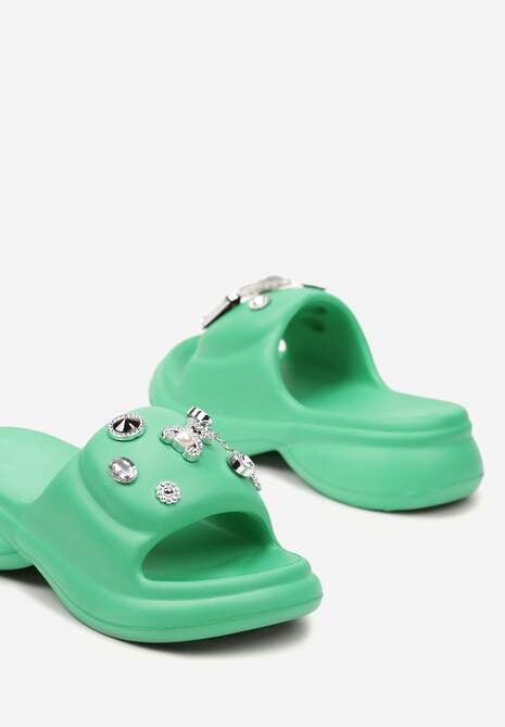 Zielone Płaskie Klapki z Lekkiej Pianki na Grubej Podeszwie z Ozdobnymi Aplikacjami Cisa