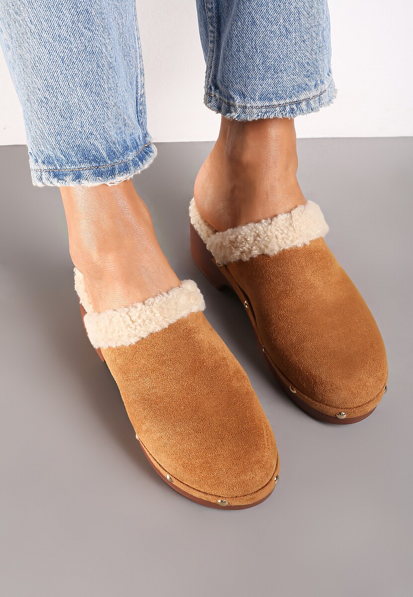 Brązowe Klapki na Słupku w Stylu Chodaków Ozdobione Nitami i Futerkiem Serratta