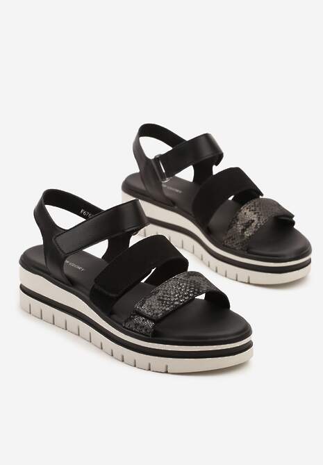Czarne Sandały na Niskiej Tłoczonej Platformie z Metalicznym Wykończeniem Weonea