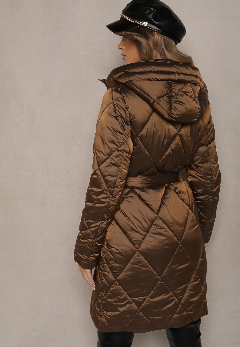 Brązowa Długa Kurtka o Pikowanym Wykończeniu Wiązana w Talii z Kapturem Parinka