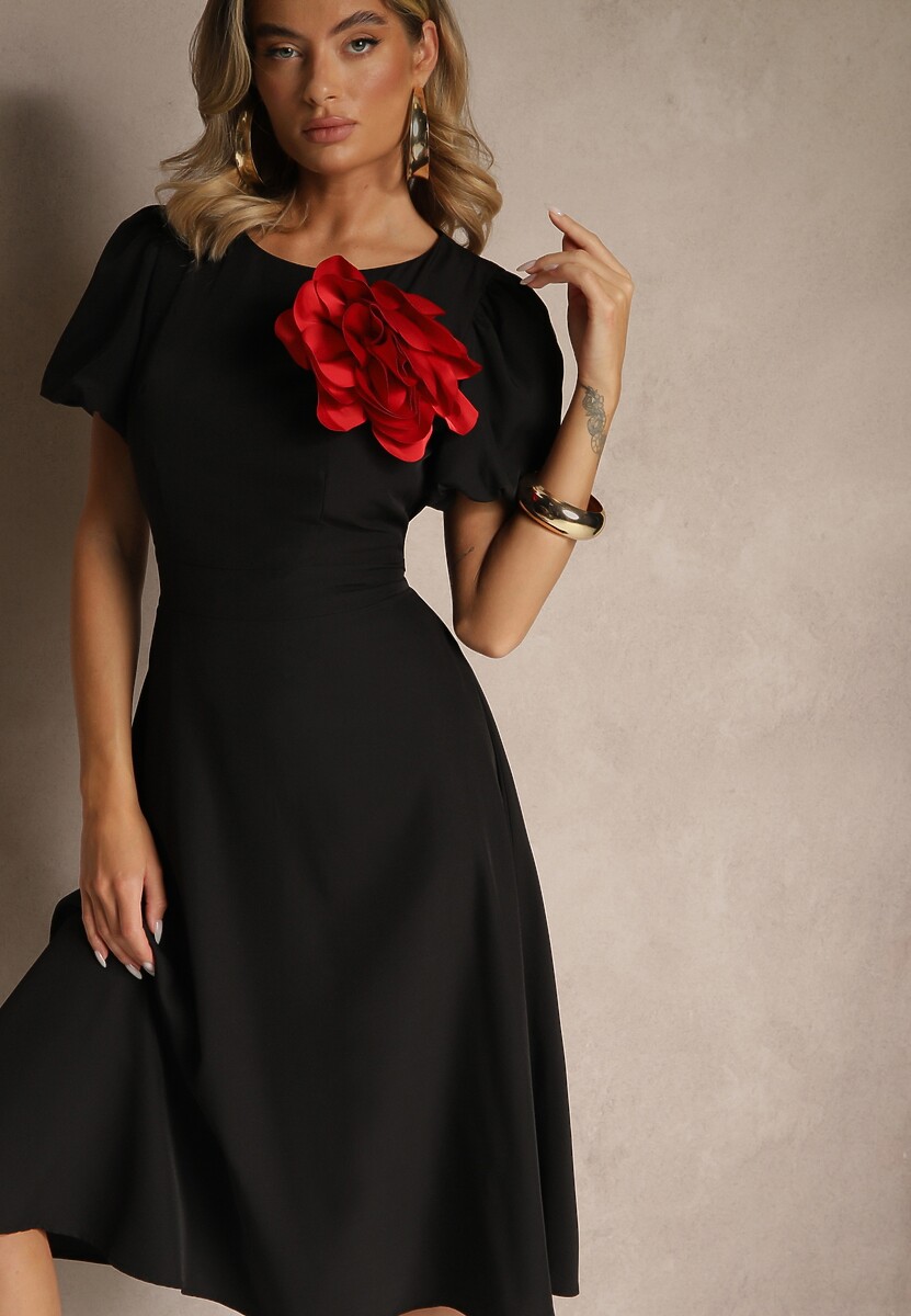 Czarna Rozkloszowana Sukienka Vices Ozdobiona Odpinanym Kwiatem 3D Koleira