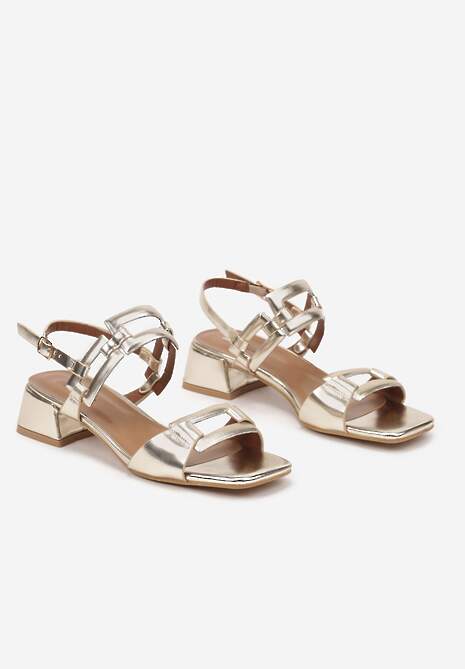 Złote Sandały na Słupku z Geometrycznymi Aplikacjami Deorienne