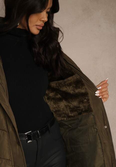 Ciemnozielona Zimowa Kurtka Pikowana o Długim Kroju z Paskiem i Kapturem z Futrem Retarda