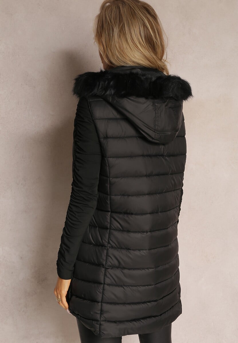 Czarna Pikowana Kamizelka z Kapturem Ozdobionym Sztucznym Futerkiem i Kieszeniami Derimeve