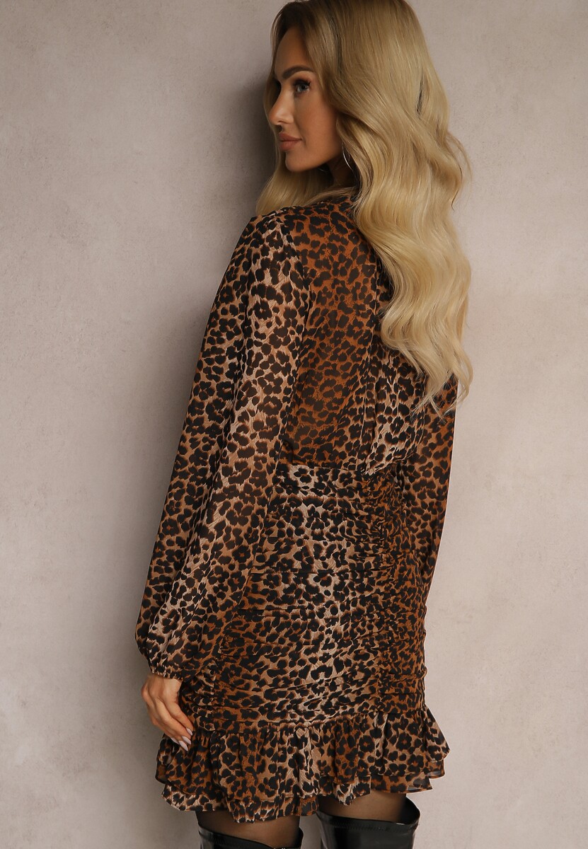 Brązowa Marszczona Sukienka o Kopertowym Kroju z Falbanką w Panterkowy Print Semindria