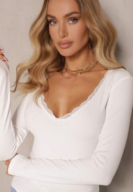 Biała Bluzka z Wiskozą Ozdobiona Koronką z Prążkowanego Materiału Vilfia
