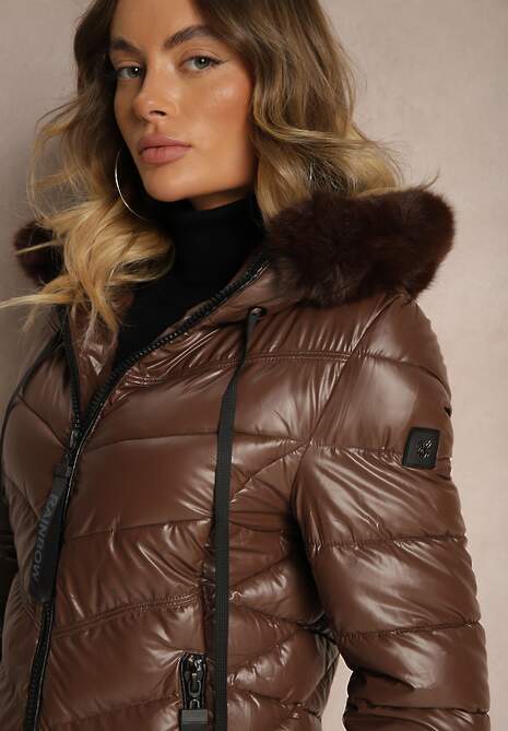 Brązowa Pikowana Kurtka z Kapturem Zdobionym Odpinanym Futerkiem Tinetisa