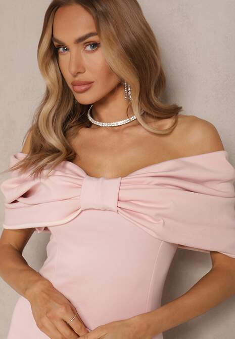 Różowa Sukienka Taliowana z Kokardą w Formie Hiszpanki o Dopasowanym Kroju Paladwena