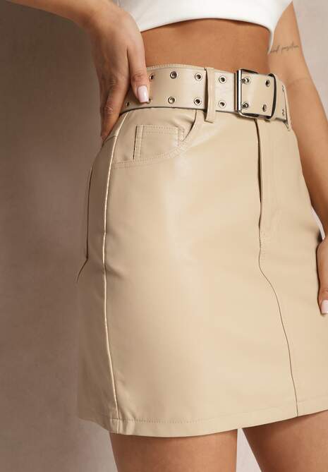 Beżowa Mini Spódnica o Dopasowanym Fasonie z Paskiem i Klamrą Riletera