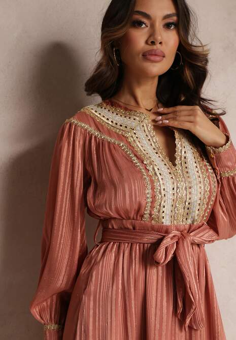 Ciemnoróżowa Metaliczna Sukienka z Ozdobnym Dekoltem i Paskiem Adyson