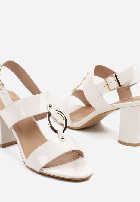 Białe Sandały z Lakierowanym Połyskiem na Słupkowym Obcasie Neolenna