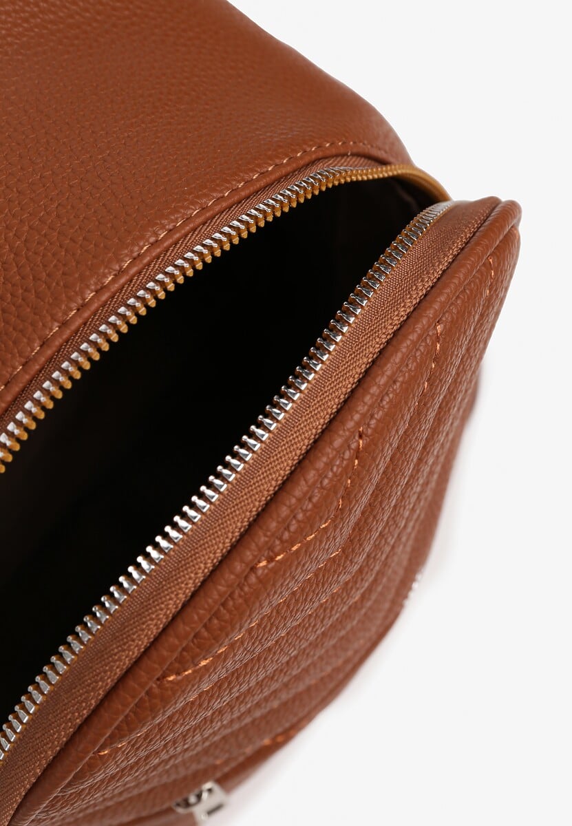 Brązowy Plecak z Pikowanymi Przeszyciami i Dodatkową Kieszenią z Regulowanymi Szelkami Ravindraea