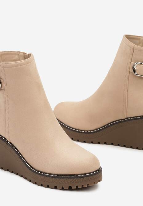 Jasnobeżowe Botki na Koturnie Wykończone Przeszyciami i Ozdobną Klamrą Rilatha