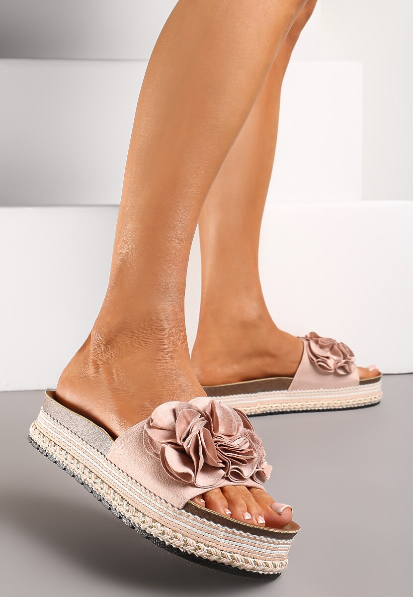Różowe Stylowe Klapki na Ozdobnej Podeszwie z Kwiatowym Detalem Garsia