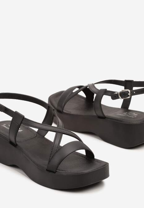 Czarne Sandały na Niskiej Platformie z Paskami w Kształcie X Nusialia