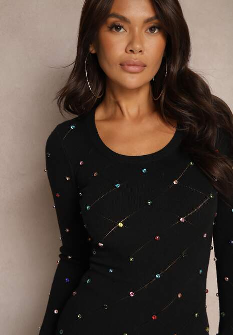 Czarna Dzianinowa Sukienka o Dopasowanym Kroju z Ozdobnymi Cyrkoniowymi Aplikacjami Elsinara