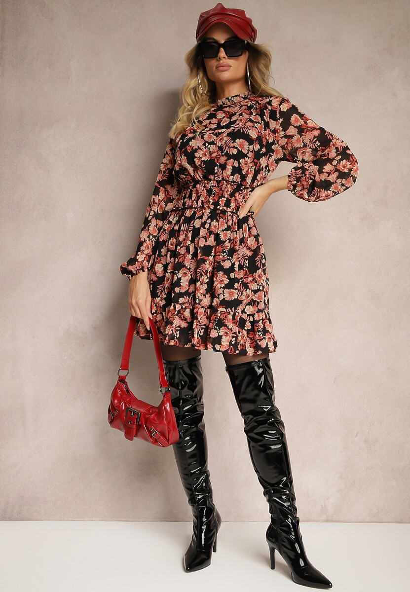 Czarna Taliowana Sukienka w Kwiaty z Gumką w Pasie Ozdobiona Falbanką Ziarae