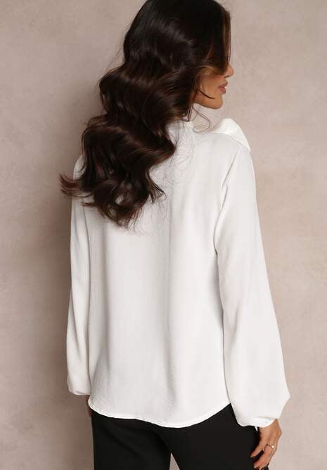 Biała Bluzka z Ozdobnym Kwiatem Tolna