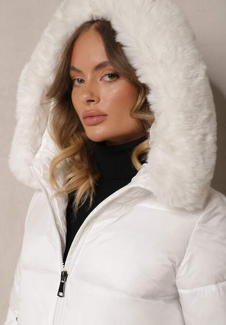 Biała Kurtka Pikowana z Kapturem Ozdobiona Futerkiem i Dłuższym Tyłem Rinloris